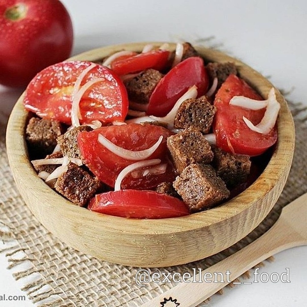 Хлебный салат с помидорами и луком.