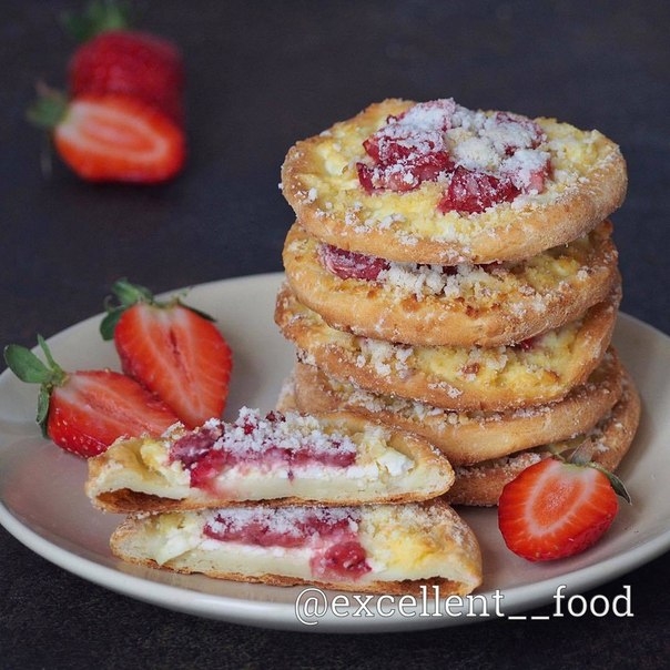 А-ЛЯ ВАТРУШКИ С КЛУБНИКОЙ А-ЛЯ ВАТРУШКИ С КЛУБНИКОЙ