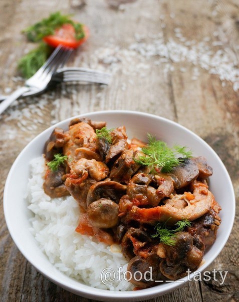 Куриные бедрышки с грибами в томатном соусе Куриные бедрышки с грибами в томатном соусе