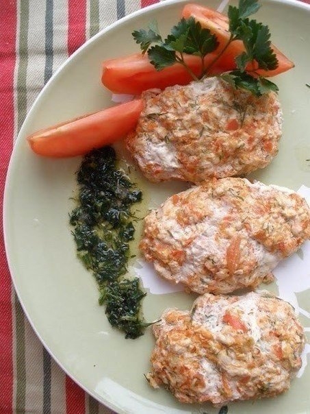Куриные паровые котлеки под соусом