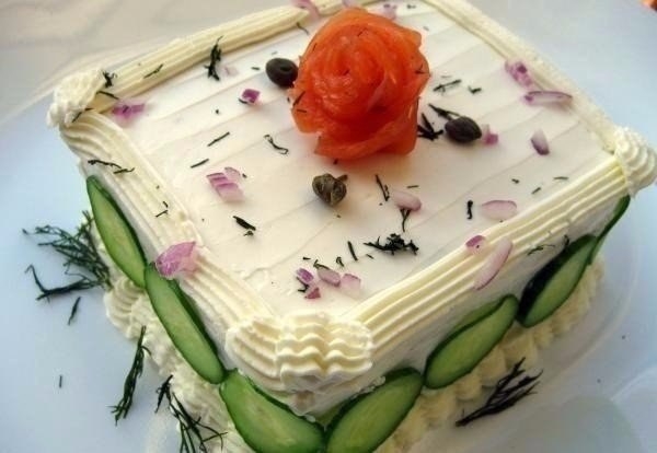 Бутербродный торт с копченым лососем и сыром