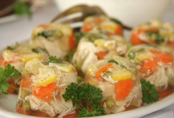 Холодец из курицы с зеленью Холодец из курицы с зеленью