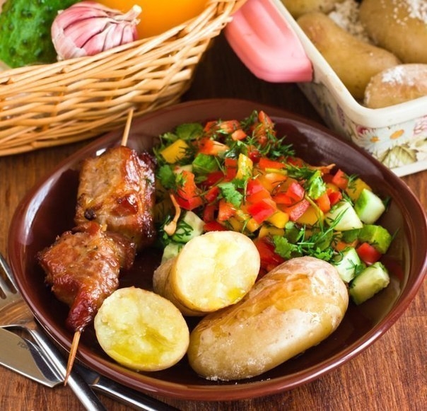 Шашлык, картофель, салат Шашлык, картофель, салат