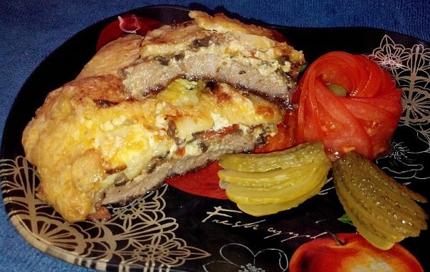 Отбивная, с грибами и картошкой под сырной шапкой. Отбивная, с грибами и картошкой под сырной шапкой.