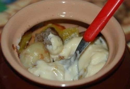Картофель с мясным фаршем и плавленым сыром в горшочках Картофель с мясным фаршем и плавленым сыром в горшочках