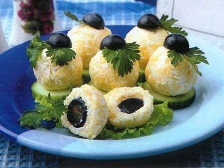 Вкусная закуска с сыром и виноградом Вкусная закуска с сыром и виноградом