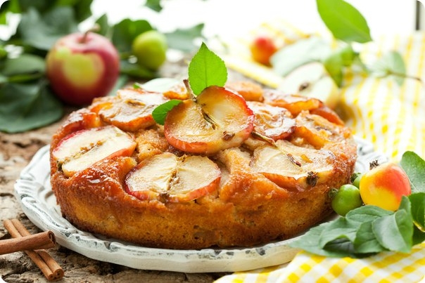 Шарлотка с яблоками и творогом Шарлотка с яблоками и творогом