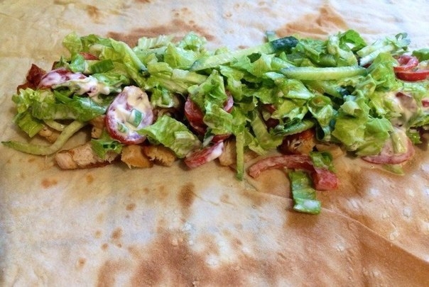Летняя закусочка из лаваша и жаренной курочки. Летняя закусочка из лаваша и жаренной курочки.