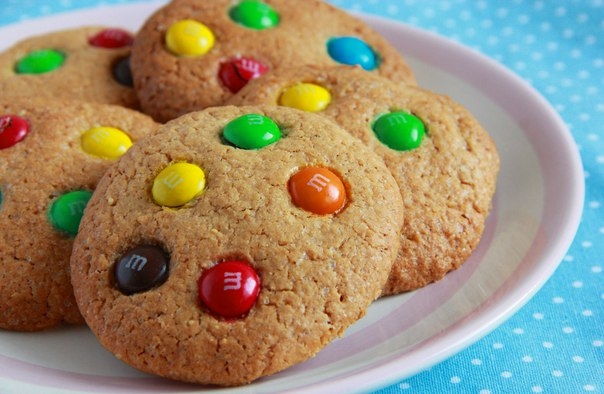 Печенье с арахисовым маслом и M&M's