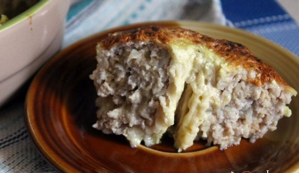Заливной пирог из вафельных коржей с мясным фаршем Заливной пирог из вафельных коржей с мясным фаршем