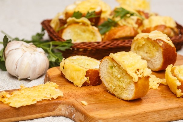 Чесночные гренки с сыром Чесночные гренки с сыром