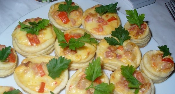 Тарталетки с сыром и беконом