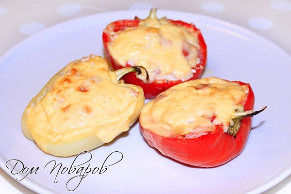 Болгарский перец, фаршированный курицей и овощами