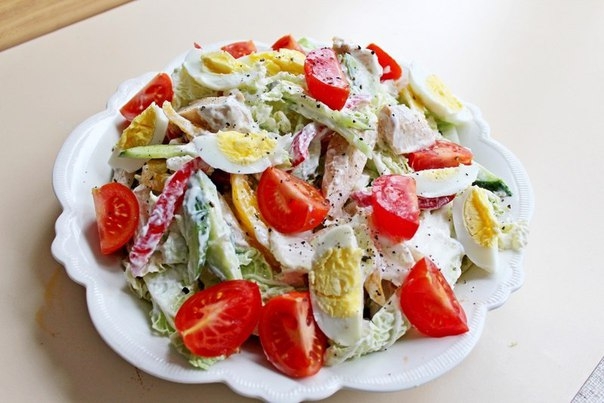 Салат с куриной грудкой, овощами и йогуртом Салат с куриной грудкой, овощами и йогуртом
