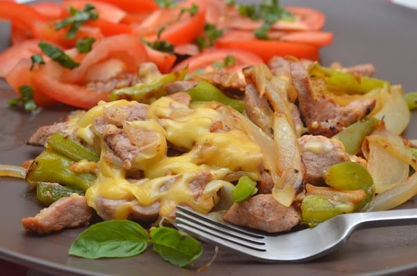 СВИНОЕ МЯСО ПОД ОВОЩАМИ И СЫРОМ СВИНОЕ МЯСО ПОД ОВОЩАМИ И СЫРОМ