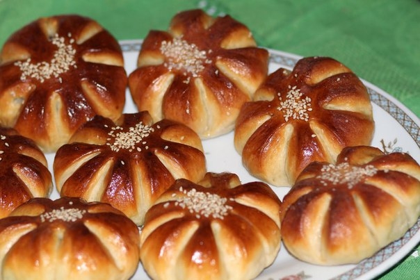 Булочки цветочки с изюмом и курагой Булочки цветочки с изюмом и курагой
