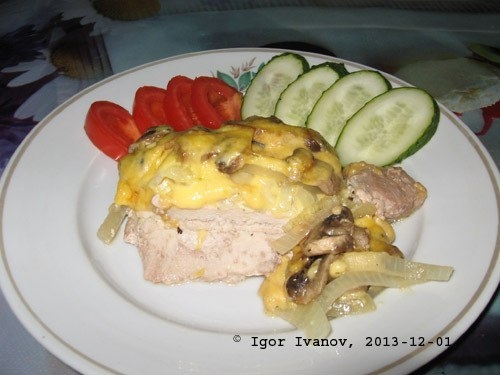 Мясо по-французски с грибами и сыром