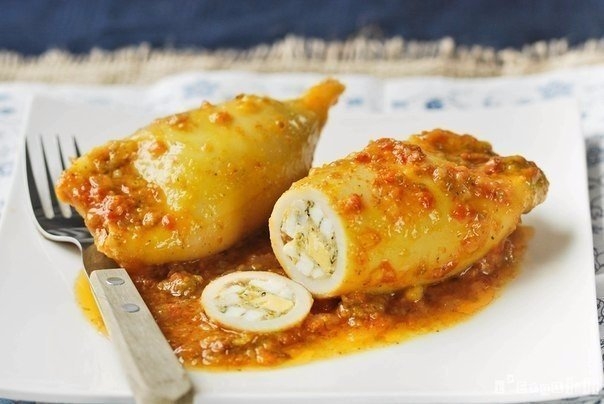 Вкусные кальмары фаршированные креветками под соусом.
