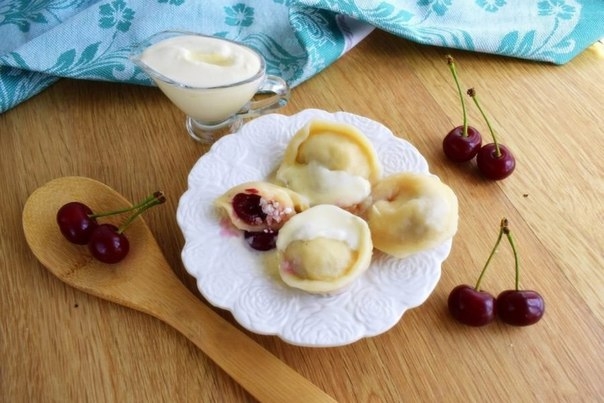 Вареники с вишней и творогом Вареники с вишней и творогом