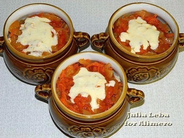 Маринованная куриная грудка в горшочках