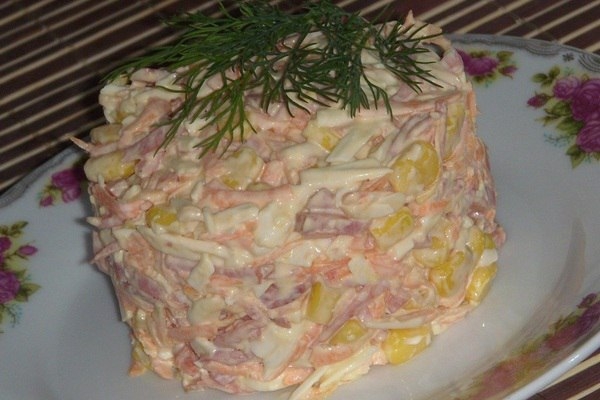 Простой салат с копченой колбасой и морковью Простой салат с копченой колбасой и морковью