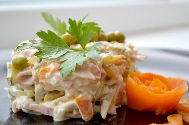 Салат с ветчиной и маринованными огурчиками Салат с ветчиной и маринованными огурчиками
