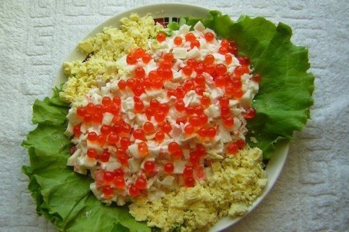 Салат с кальмарами, крабовыми палочками и красной икрой Салат с кальмарами, крабовыми палочками и красной икрой