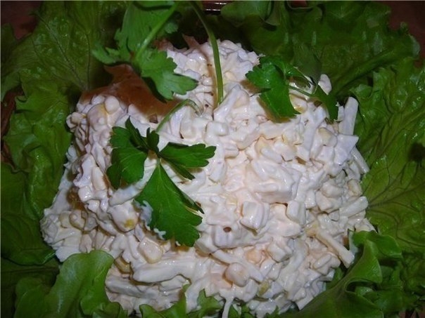Салат с кальмарами, сыром и кукурузой Салат с кальмарами, сыром и кукурузой