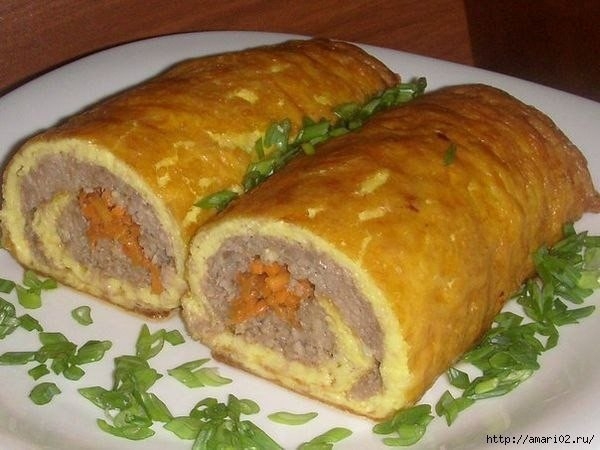 Мясной рулет с морковью по-корейски в сырном омлете. Мясной рулет с морковью по-корейски в сырном омлете.