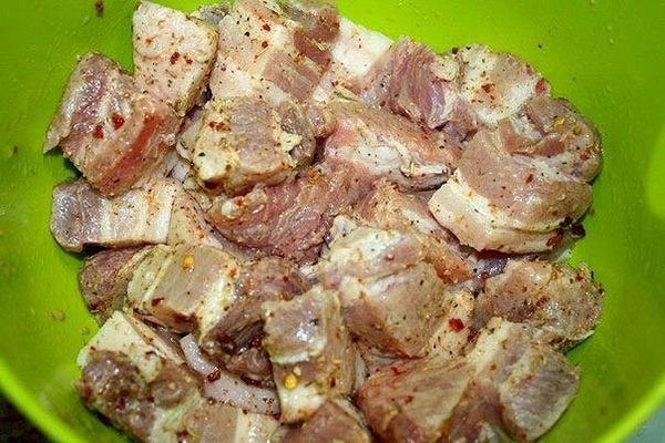 Шашлык в духовке на &laquo;луковой подушке&raquo;