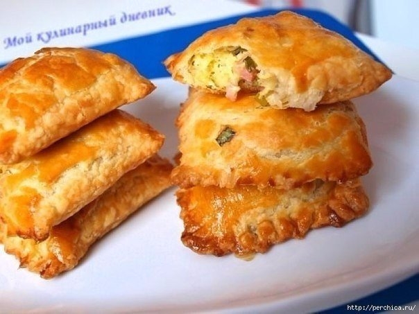 Пирожки из солоеного теста с зеленым луком, сыром и вечиной