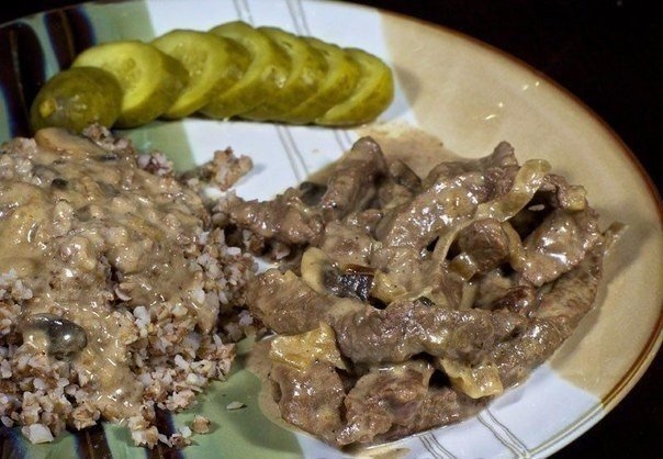 Бефстроганов с грибами и сливками.