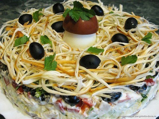 Салат "Лесная тайна" с кальмарами и маслинами Салат "Лесная тайна" с кальмарами и маслинами
