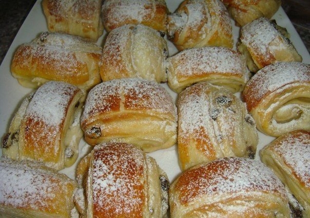 Слойки с творогом и изюмом Слойки с творогом и изюмом