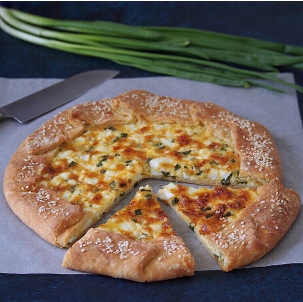 Галета с яйцом, сыром и зеленым луком