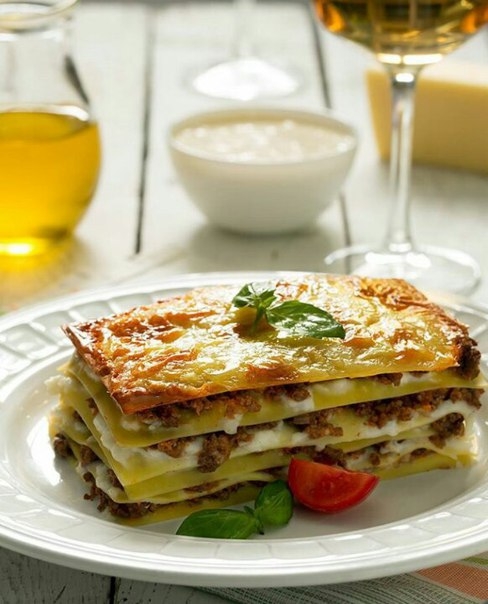 Лазанья с мясной начинкой и соусом Бешамель Лазанья с мясной начинкой и соусом Бешамель