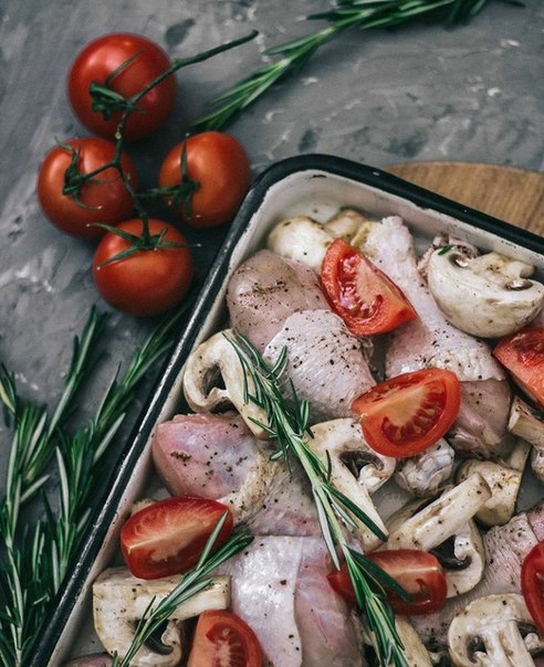 Курица, запеченая с грибами, томатами и розмарином Курица, запеченая с грибами, томатами и розмарином