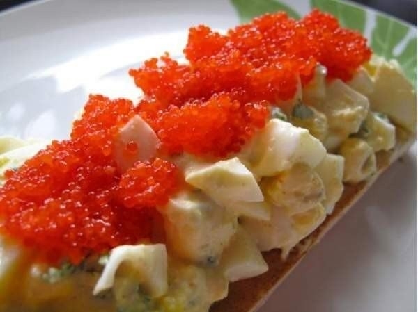 Салат с красной икрой и куриными яйцами Салат с красной икрой и куриными яйцами