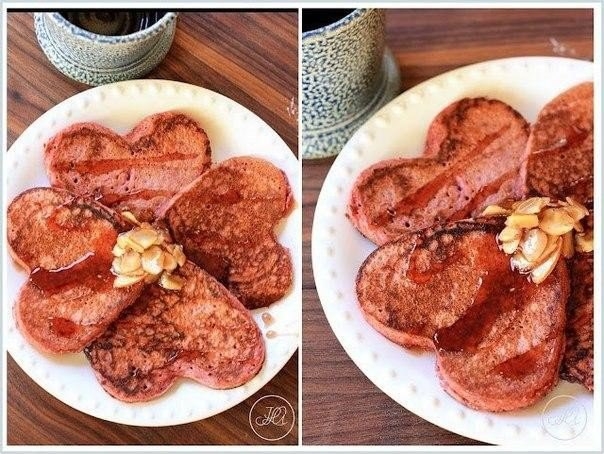 Малиновые оладушки с миндальным сиропом