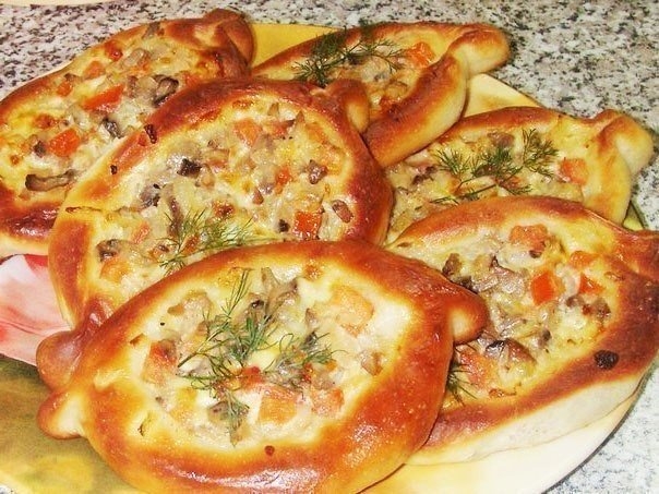 Пирожки-лодочки с грибами и сыром