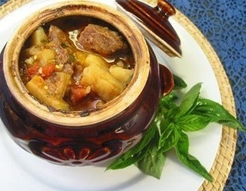 Горшочки с индейкой и картофелем.