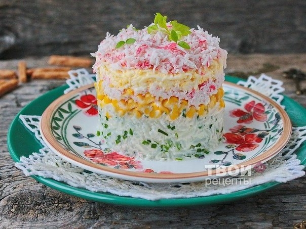 Слоеный крабовый салат
