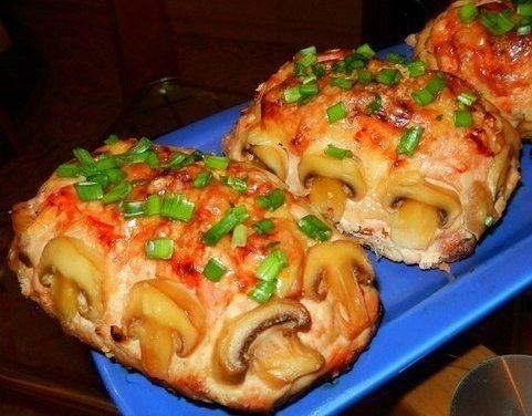 Курица, запеченная с фаршем и грибами