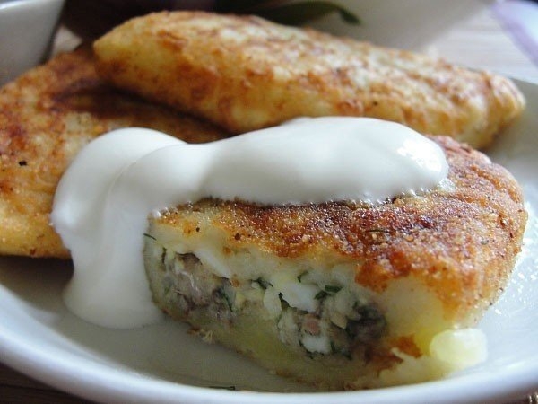Картофельные зразы можно готовить с разной начинкой с грибами или с мясом. Выбирайте кто как любит.
