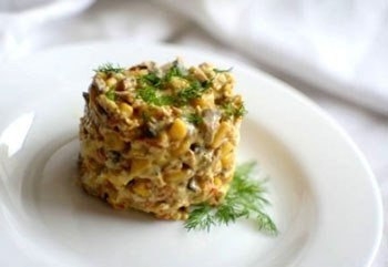 Чтобы приготовить быстрый салат с морковью и кукурузой, необходимы следующие ингредиенты: Чтобы приготовить быстрый салат с морковью и кукурузой, необходимы следующие ингредиенты:
