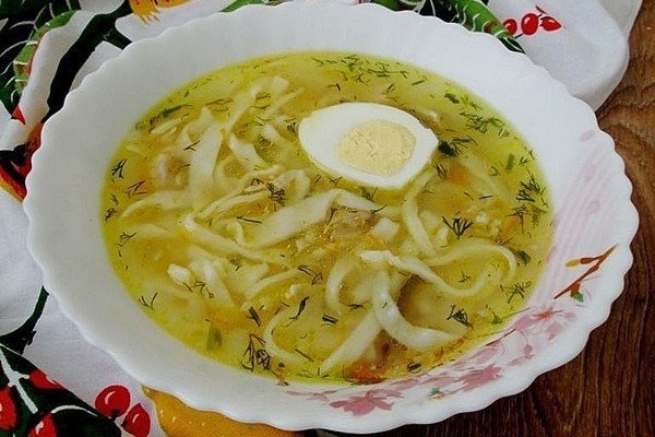 КУРИНЫЙ БУЛЬЙОН С ЯЙЦОМ И ЛАПШОЙ