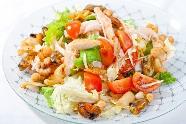 Легкий салат с морепродуктами.