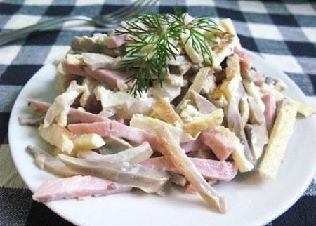 Грибной салат с ветчиной и яичными блинчиками