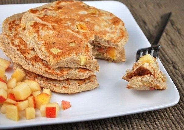 Яблочно-творожные оладьи: правильный и вкусный завтрак!