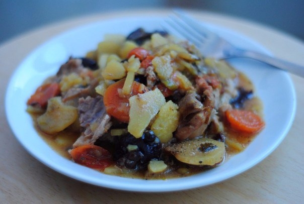 Жаркое из курицы с черносливом в горшочке